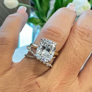 5.22 G vs1 cushion cut center diamond GIA Certified set in 18k gold /plat band